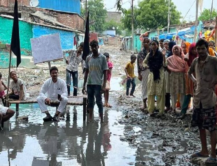 कानपुर में अनोखा विरोध-प्रदर्शन की गई नारेबाजी