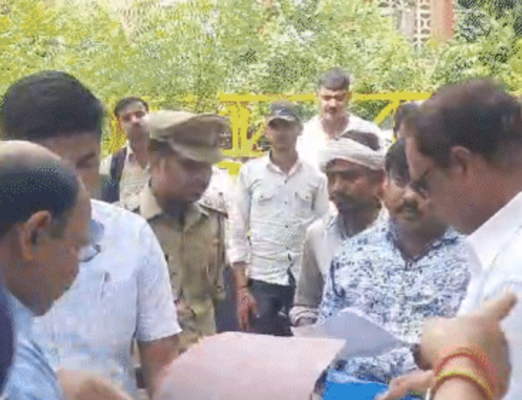 कानपुर आरटीओ में पुलिस और एडीएम का छापा