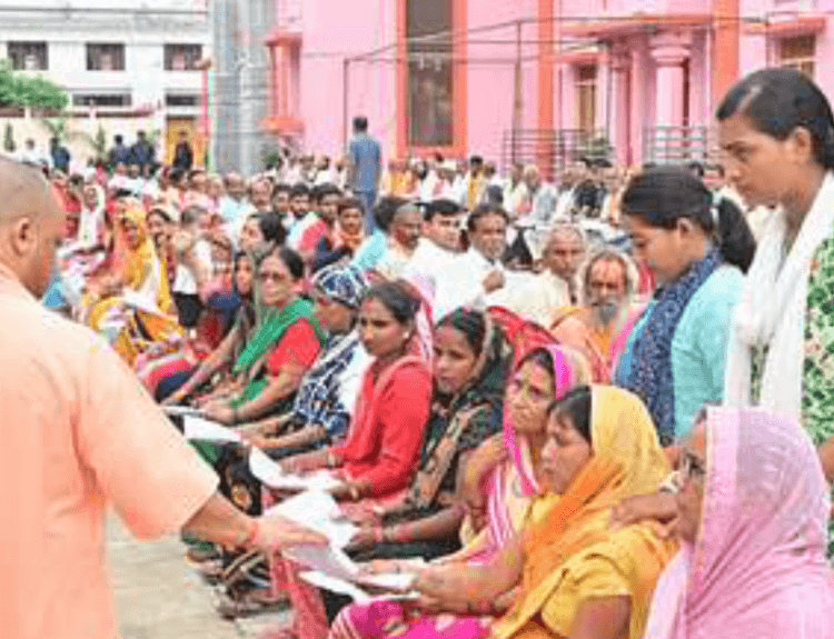 मुख्यमंत्री योगी आदित्यनाथ ने जनता दर्शन में समस्याओं के समाधान का दिया आश्वासन