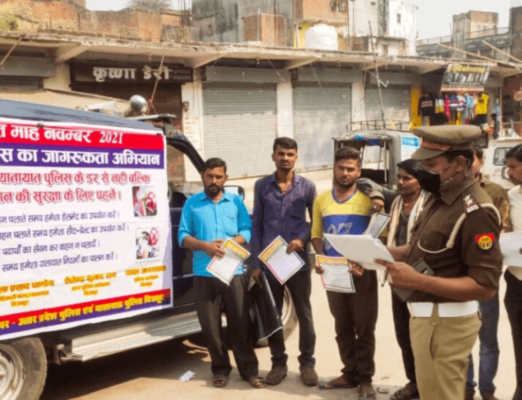 Traffic police spread awareness by distributing pamphlets