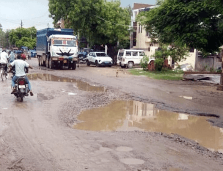 नगर के मार्गों की हालत बद से बदतर