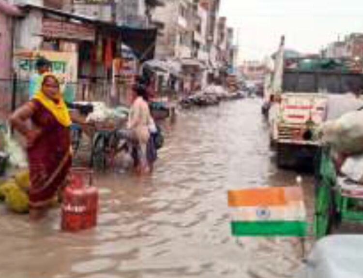 झमाझम बारिश से नगर की सड़कों पर जलभराव