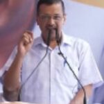 नई दिल्ली(एजेंसी)। दिल्ली के पूर्व मुख्यमंत्री अरविंद केजरीवाल ने शहर की सभी सड़कों का लोक निर्माण विभाग (पीडब्ल्यूडी) से तत्काल मूल्यांकन कराने को कहा है। गुरुवार को पत्रकारों से बात करते हुए केजरीवाल ने कहा कि उन्होंने सीएम आतिशी को अगले तीन-चार दिनों के भीतर मूल्यांकन पूरा करने के लिए कहा है। हाल ही में तिहाड़ जेल से रिहा हुए केजरीवाल ने बताया कि उनके कारावास के दौरान कई परियोजनाओं में देरी हुई। केजरीवाल ने इस बात पर जोर दिया कि रुकी हुई परियोजनाएं अब फिर से शुरू होंगी और दिल्ली के बुनियादी ढांचे को पटरी पर लाने का वादा किया। मीडिया से बात करते हुए केजरीवाल ने कहा कि मैंने कल भी आतिशी के साथ डीयू का दौरा किया था। सड़क क्षतिग्रस्त हो गई थी। आज हम यहां आए हैं। इसलिए, मैं आतिशी से आग्रह करना चाहूंगा कि अगले 3-4 दिनों में दिल्ली की सभी सड़कों का आकलन करें। उन्होंने कहा कि हमारे सभी विधायक और मंत्री सड़क पर उतरेंगे और ये आकलन करेंगे। जितनी भी सड़कें क्षतिग्रस्त हैं, उनकी मरम्मत का काम अगले कुछ महीनों में युद्ध स्तर पर किया जाएगा, ताकि लोगों को किसी तरह की परेशानी का सामना नहीं करना पड़े। आप संयोजक ने आगे कहा कि मैं जेल में था और इसीलिए उन्होंने बहुत सारे काम रोक दिए लेकिन मैं लोगों को आश्वस्त करना चाहता हूं कि मैं यहां हूं। सभी रुके हुए काम फिर से शुरू हो जाएंगे। गुरुवार को केजरीवाल ने दावा किया था कि भाजपा उन्हें झूठे मामलों में गिरफ्तार कराकर दिल्ली सरकार को पटरी से उतारना चाहती है। पूर्व सीएम ने दावा किया कि उन्हें जेल भेजा गया क्योंकि बीजेपी का उद्देश्य लोगों के काम को रोककर दिल्ली में आप सरकार को बदनाम करना था। केजरीवाल उत्पाद नीति मामले में पांच महीने तक तिहाड़ जेल में बंद थे और उच्चतम न्यायालय से जमानत मिलने के बाद इस महीने की शुरुआत में रिहा हुए थे। उन्होंने पिछले सप्ताह दिल्ली के मुख्यमंत्री पद से इस्तीफा दे दिया था और कहा था कि फरवरी में विधानसभा चुनाव में दिल्ली के लोगों से 'ईमानदारी का प्रमाण पत्र' प्राप्त करने के बाद वह इस पद पर लौट आएंगे।