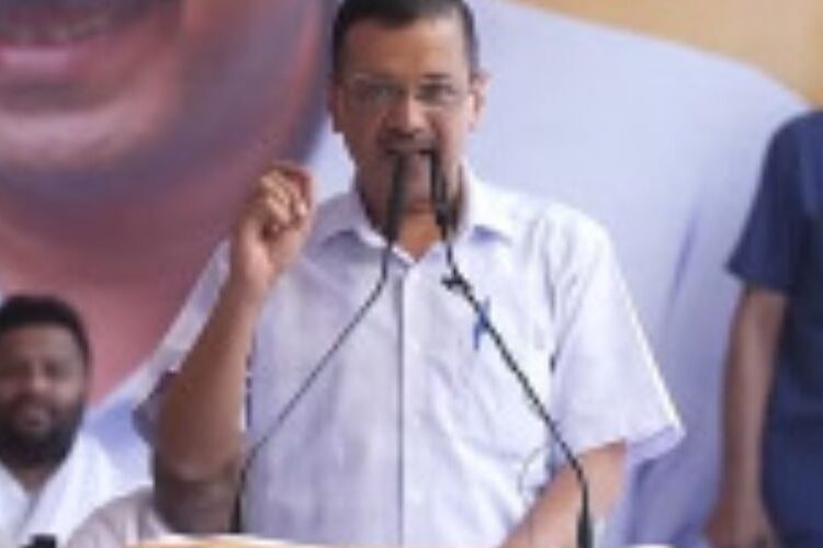 नई दिल्ली(एजेंसी)। दिल्ली के पूर्व मुख्यमंत्री अरविंद केजरीवाल ने शहर की सभी सड़कों का लोक निर्माण विभाग (पीडब्ल्यूडी) से तत्काल मूल्यांकन कराने को कहा है। गुरुवार को पत्रकारों से बात करते हुए केजरीवाल ने कहा कि उन्होंने सीएम आतिशी को अगले तीन-चार दिनों के भीतर मूल्यांकन पूरा करने के लिए कहा है। हाल ही में तिहाड़ जेल से रिहा हुए केजरीवाल ने बताया कि उनके कारावास के दौरान कई परियोजनाओं में देरी हुई। केजरीवाल ने इस बात पर जोर दिया कि रुकी हुई परियोजनाएं अब फिर से शुरू होंगी और दिल्ली के बुनियादी ढांचे को पटरी पर लाने का वादा किया। मीडिया से बात करते हुए केजरीवाल ने कहा कि मैंने कल भी आतिशी के साथ डीयू का दौरा किया था। सड़क क्षतिग्रस्त हो गई थी। आज हम यहां आए हैं। इसलिए, मैं आतिशी से आग्रह करना चाहूंगा कि अगले 3-4 दिनों में दिल्ली की सभी सड़कों का आकलन करें। उन्होंने कहा कि हमारे सभी विधायक और मंत्री सड़क पर उतरेंगे और ये आकलन करेंगे। जितनी भी सड़कें क्षतिग्रस्त हैं, उनकी मरम्मत का काम अगले कुछ महीनों में युद्ध स्तर पर किया जाएगा, ताकि लोगों को किसी तरह की परेशानी का सामना नहीं करना पड़े। आप संयोजक ने आगे कहा कि मैं जेल में था और इसीलिए उन्होंने बहुत सारे काम रोक दिए लेकिन मैं लोगों को आश्वस्त करना चाहता हूं कि मैं यहां हूं। सभी रुके हुए काम फिर से शुरू हो जाएंगे। गुरुवार को केजरीवाल ने दावा किया था कि भाजपा उन्हें झूठे मामलों में गिरफ्तार कराकर दिल्ली सरकार को पटरी से उतारना चाहती है। पूर्व सीएम ने दावा किया कि उन्हें जेल भेजा गया क्योंकि बीजेपी का उद्देश्य लोगों के काम को रोककर दिल्ली में आप सरकार को बदनाम करना था। केजरीवाल उत्पाद नीति मामले में पांच महीने तक तिहाड़ जेल में बंद थे और उच्चतम न्यायालय से जमानत मिलने के बाद इस महीने की शुरुआत में रिहा हुए थे। उन्होंने पिछले सप्ताह दिल्ली के मुख्यमंत्री पद से इस्तीफा दे दिया था और कहा था कि फरवरी में विधानसभा चुनाव में दिल्ली के लोगों से 'ईमानदारी का प्रमाण पत्र' प्राप्त करने के बाद वह इस पद पर लौट आएंगे।