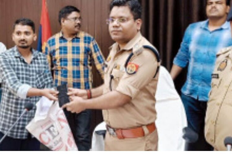 पुलिस ने 32 लाख कीमत के मोबाइल बरामद एस पी ने सर्विलांस टीम को पच्चीस हजार का ईनाम दिया